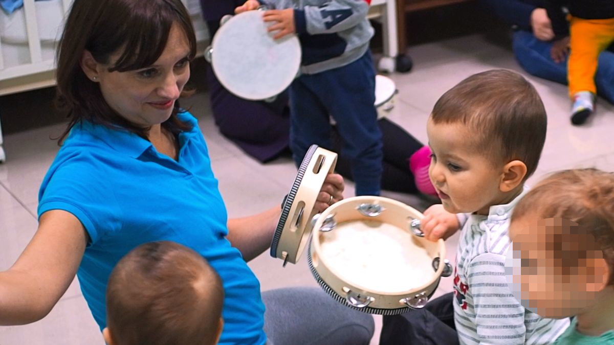 Musicantis, Silvia e i bambini con i tamburelli